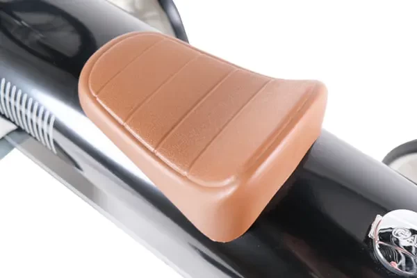 Brauner Sattel und Tankdeckel