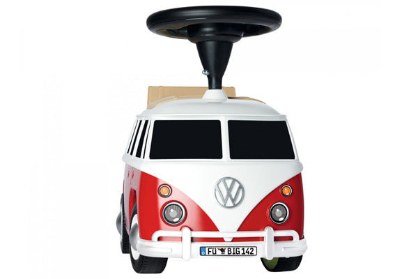 Mit VW-Logo an der Vorderseite