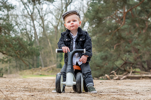 Ein Rutschauto mit spielerischem Design
