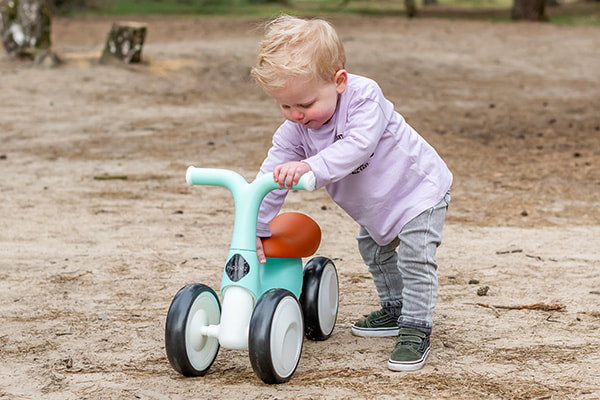 Ein Rutschauto mit spielerischem Design