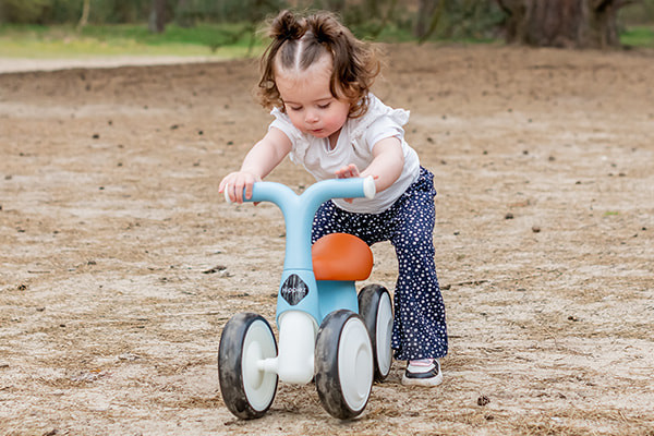 Ein Rutschauto mit spielerischem Design