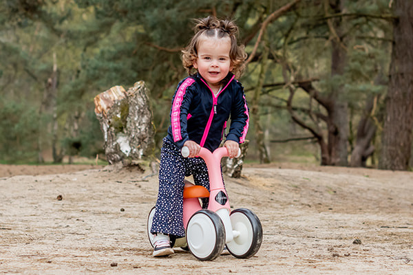 Ein Rutschauto mit spielerischem Design