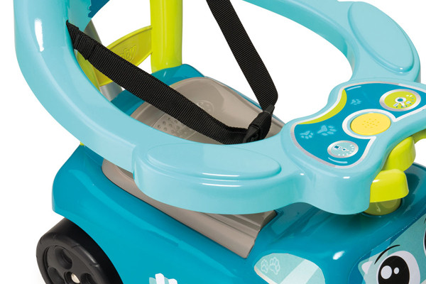 Mit Sicherheitsgurt.