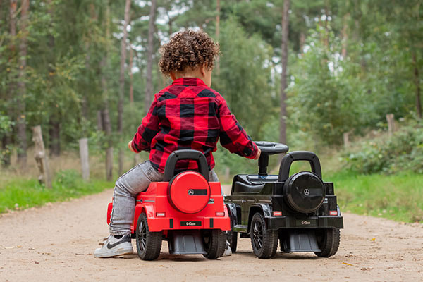 Erhältlich in Rot und Schwarz