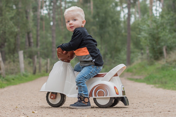 Gijs ist 16 Monate alt und 80 cm groß.
