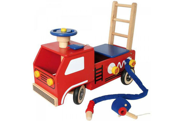 Mit Feuerwehrschlauch und Walkie Talkie.