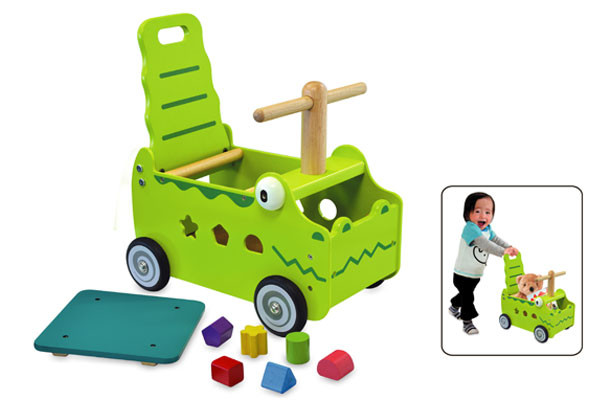 Mit extra Fach unter dem Sitz.