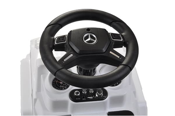 Geräusch von Hupe und Anlasser.