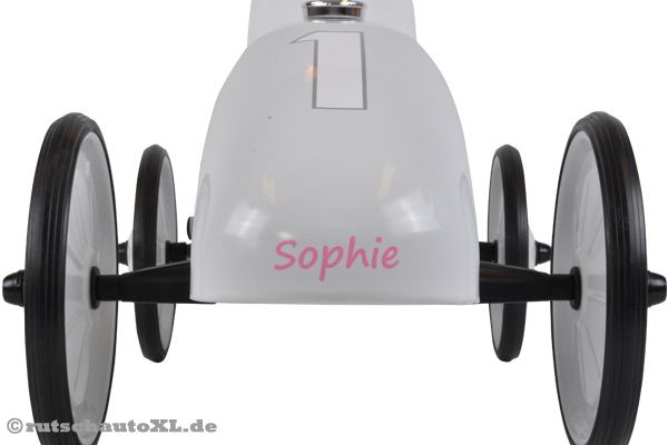 Der Sticker mit Wunschname kann auch hinten aufgeklebt werden.