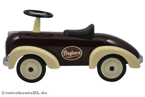 Dieses Rutschauto eignet sich für drinnen und draußen.