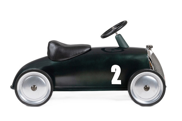 4 Räder mit Gummireifen.