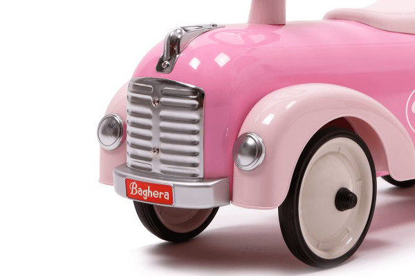 Ein echtes Retro Detail: Chrom Kühlergrill.