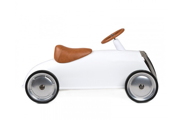 4 Räder mit Gummireifen.