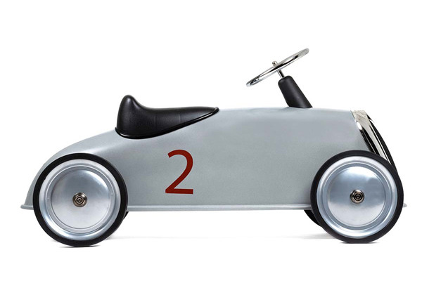 4 Räder mit Gummireifen.