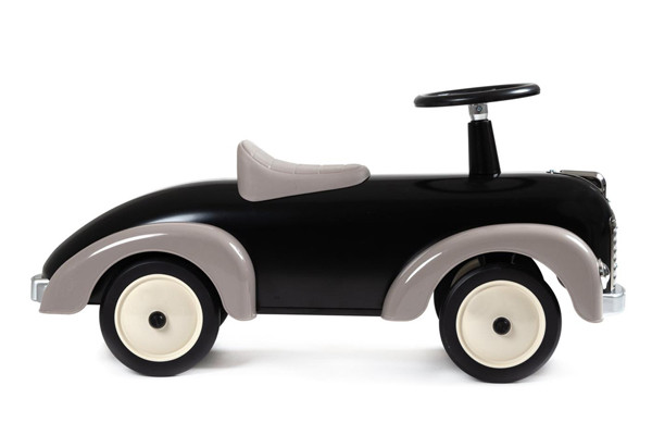 4 Räder mit Gummireifen.