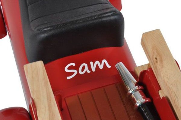 Optional: Sticker mit Namensaufdruck (Beispiel).