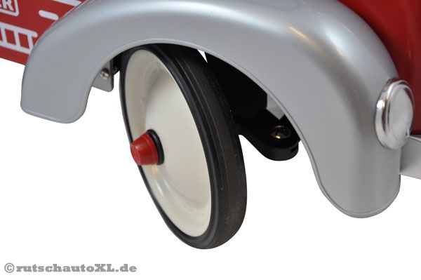 Metallfelgen mit Gummireifen, besonders geräuscharm.