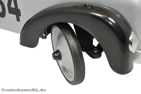 Metallfelgen mit Gummireifen, besonders geräuscharm.