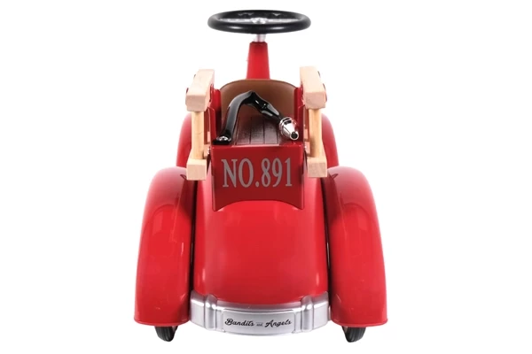 Es ist auch ein Feuerwehrschlauch vorhanden.