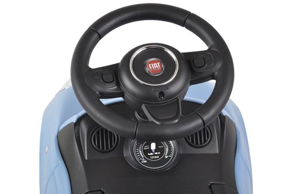 Im Steuer ist ein funktionierende Hupe.