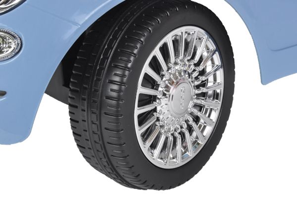 Feste Kunststoffräder auf schicken Felgen.