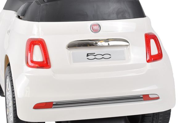 Der kleine Fiat 500 gleicht dem Original exakt.