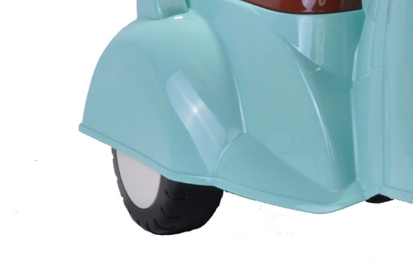 Drei Räder unter dem Roller