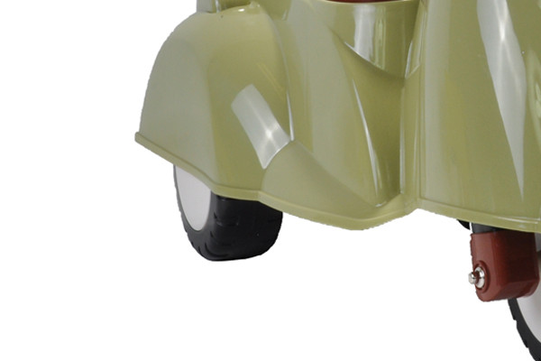 Drei Räder unter dem Roller