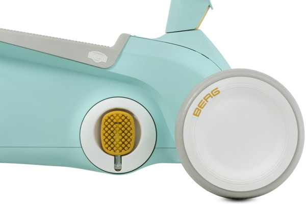 Mit Klapppedalsystem.