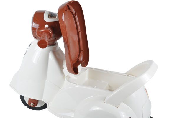 Mit praktischem Stauraum.