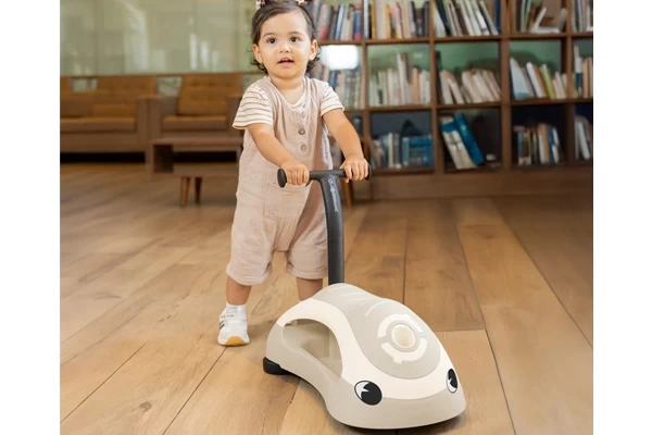 Hinter dem Wagen herlaufen 