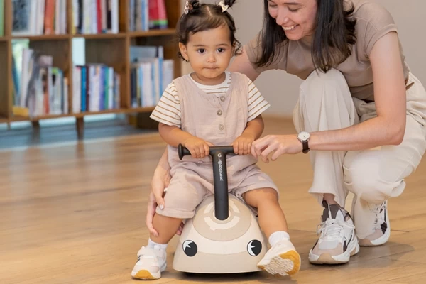 Mit Augen-Aufklebern verzieren