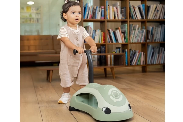 Hinter dem Wagen herlaufen 