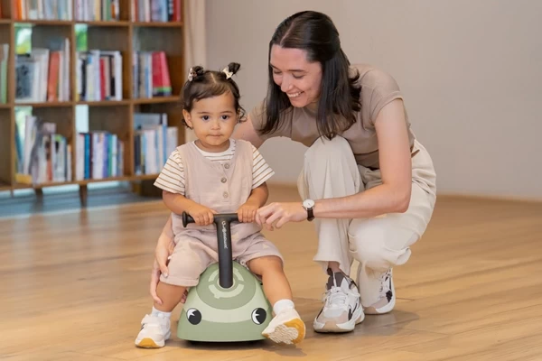 Mit Augen-Aufklebern verzieren