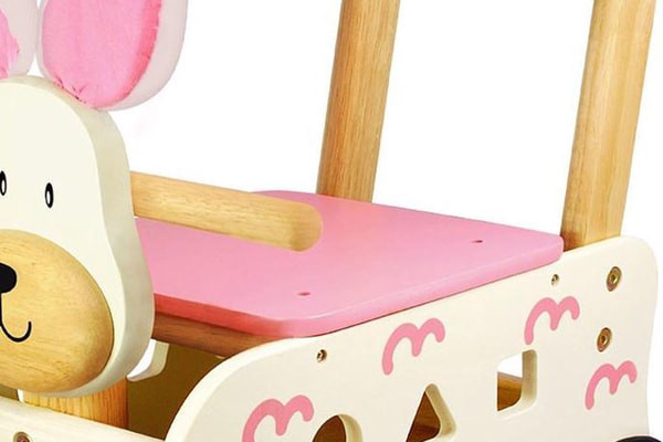 Mit einer Sitzhöhe von ca 20 cm.