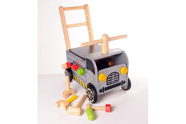 Inklusive hölzerner Werkzeuge.