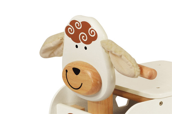 Das Schaf hat einen lustigen Kopf und kuschelige Ohren.