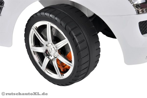 Kunststoff Reifen mit coolen Speichenfelgen.