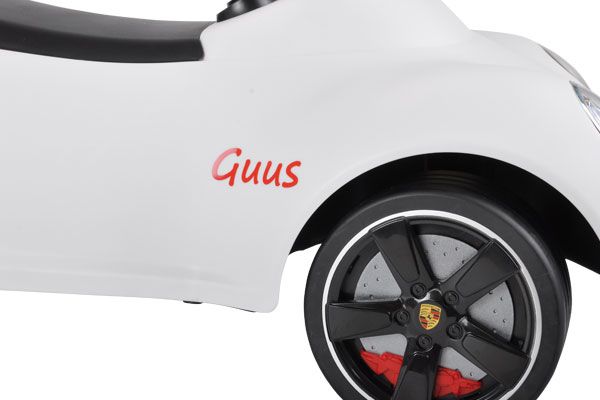 Roter Namensaufkleber.