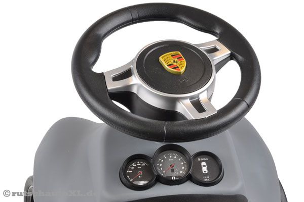 Sportlenkrad mit Hupe.