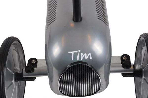 Optional: Aufkleber mit Wunschname (Modellbeispiel).