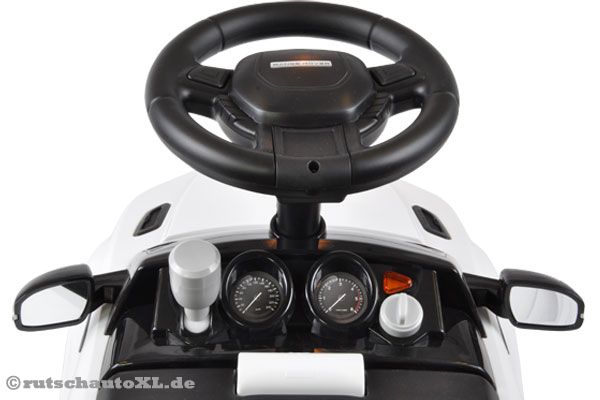 Mit Armaturenbrett, Tacho und Seitenspiegeln.