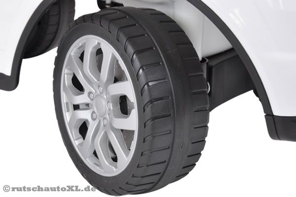 Geräuscharme Räder auf silbernen Sportfelgen.