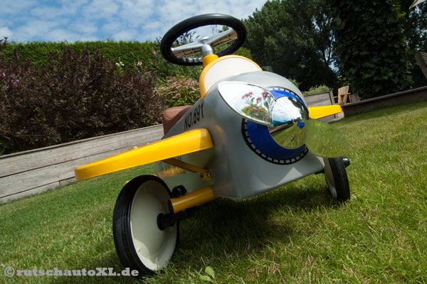 Das Flugzeug Charles ist für drinnen und draußen geeignet.
