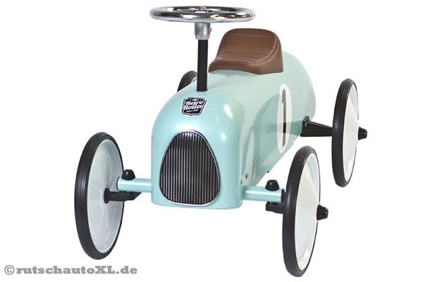 Mit coolem Kühlergrill und bequemem Kunststoff Sitz.