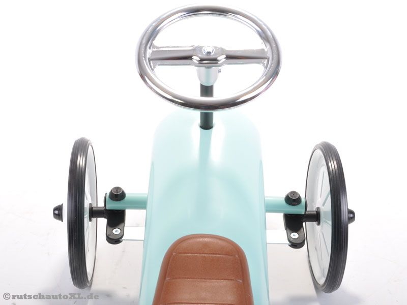 Mit silbernem Lenkrad.