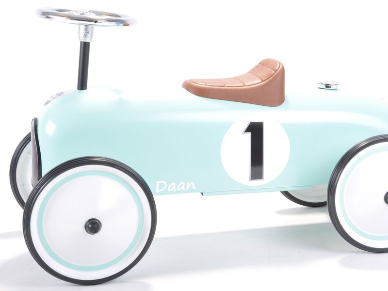 Optional: Aufkleber mit Wunschname (Modelbeispiel).