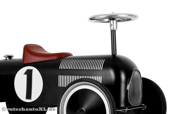 Mit coolen schwarzen Felgen und gummierten Rädern.