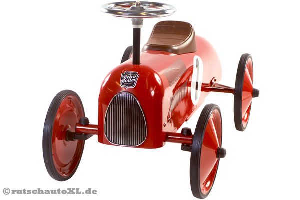 Mit Kühlergrill, silbernem Lenkrad und lenkbaren Rädern.