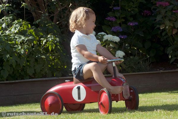 Dank der Sitzhöhe von 28 cm geeignet für Kids ab 1 Jahr.